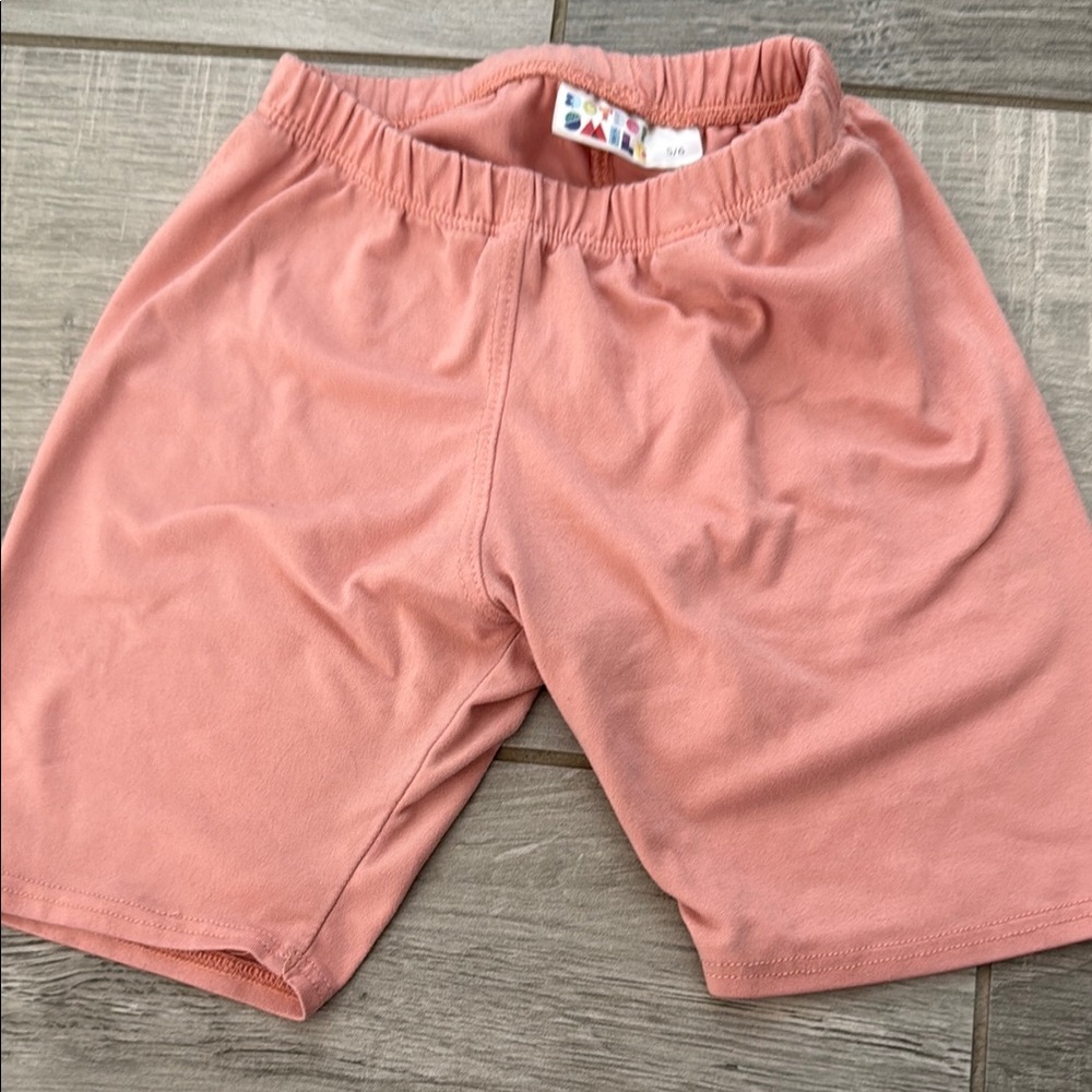 Dot dot smile kick shorts